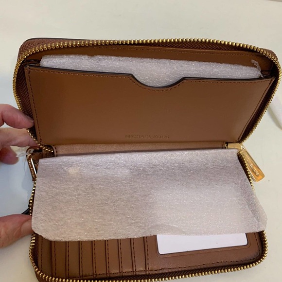 SOLD! MICHAEL KORS FULTON Large Phone Wristlet Wallet Acorn Brown Leather NWT - Picture 6 of 11